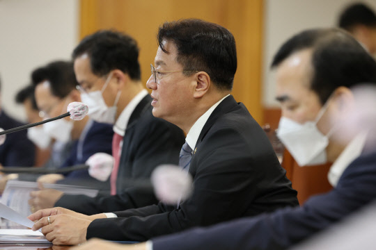 방기선 기획재정부 1차관이 13일 오전 서울 중구 은행회관에서 거시경제금융회의를 주재하고 있다.<연합뉴스>